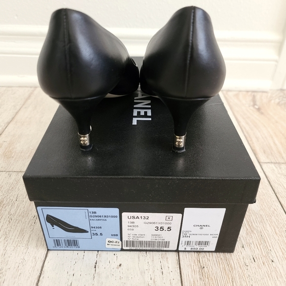 CHANEL Pearl Heel Black Leather Pump 5.5M - Picture 4 of 5